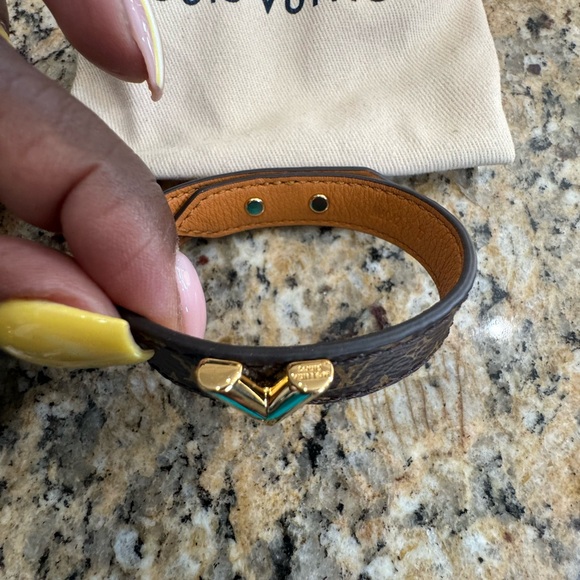 Louis Vuitton V Bracelet - Picture 2 of 5